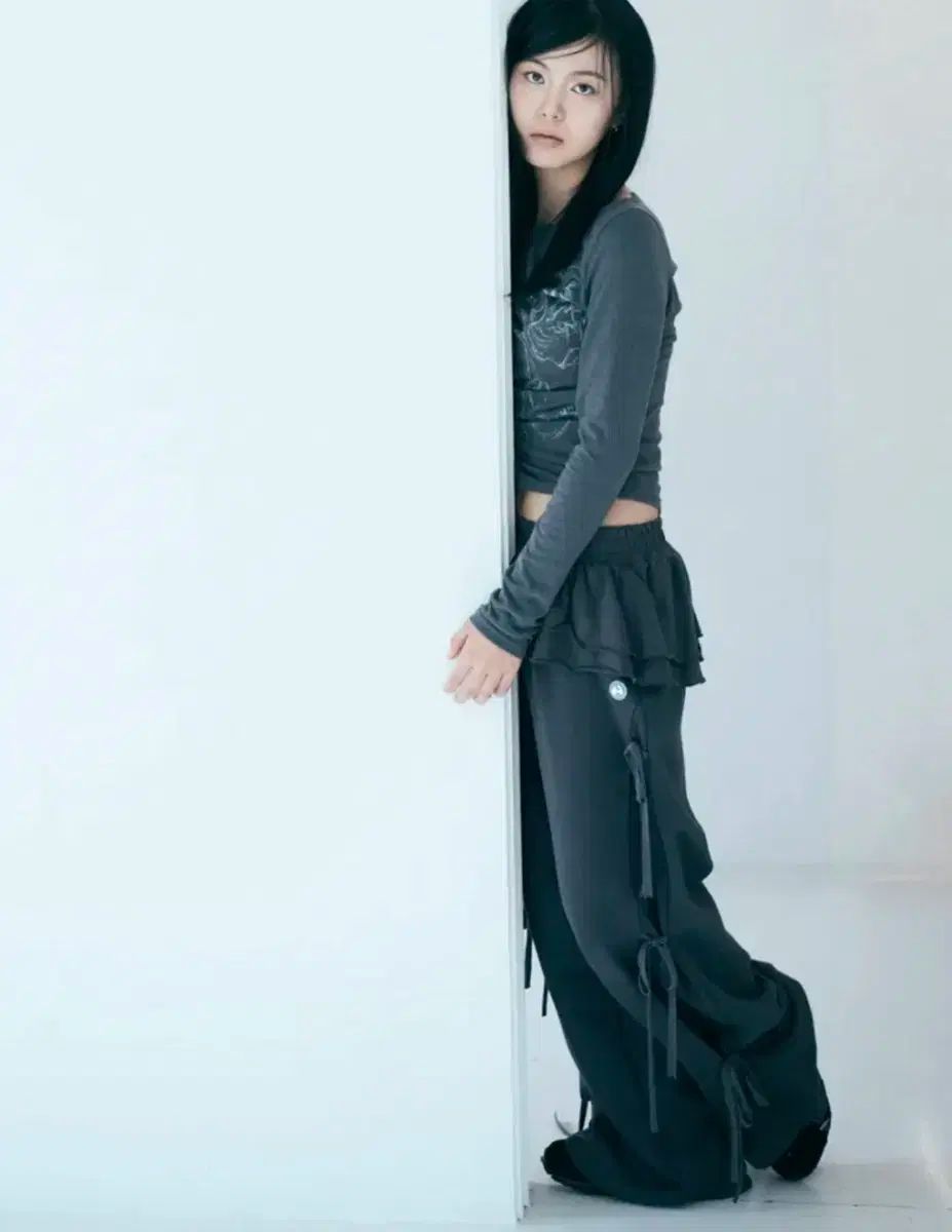 ハグユアースキン フリルスカート ジョガーパンツ チャコール