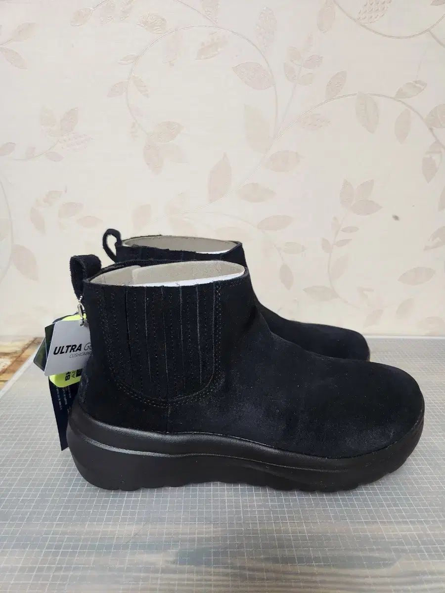 スケッチャーズ ON-THE-GO レディース ブーツです