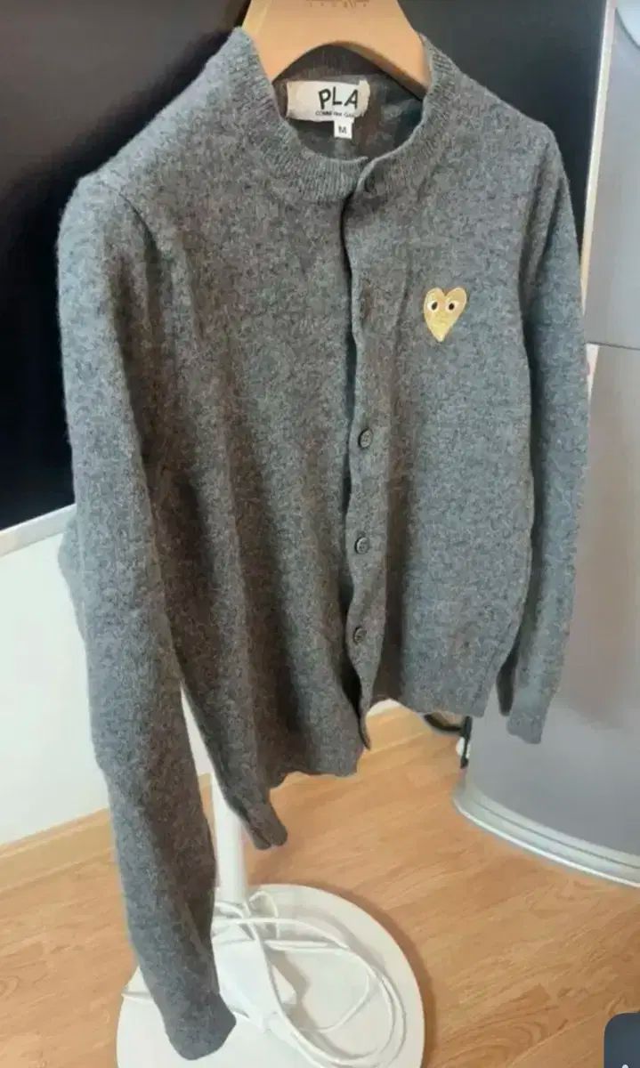 COMME des GARCONS コム デ ギャルソン グレー カーディガン ゴールド ワッペン