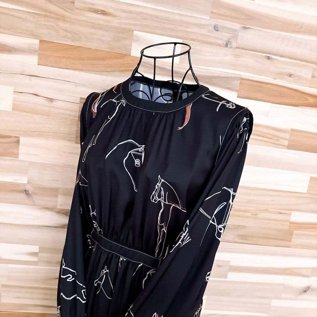 エイミーロウ ホース アート アニマル デザイン ワンピース 黒×ベージュ 馬 プリント 長袖 クルーネック ブラック