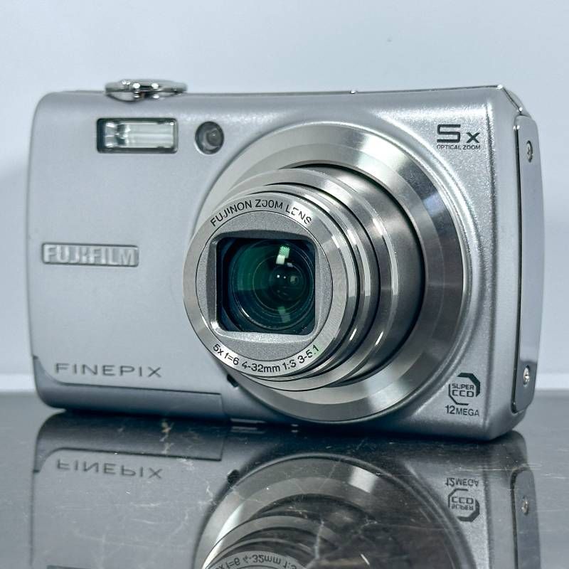 Fujifilm FinePix F100fd シルバー 高感度 手ブレ補正搭載 コンデジ 動作 済み