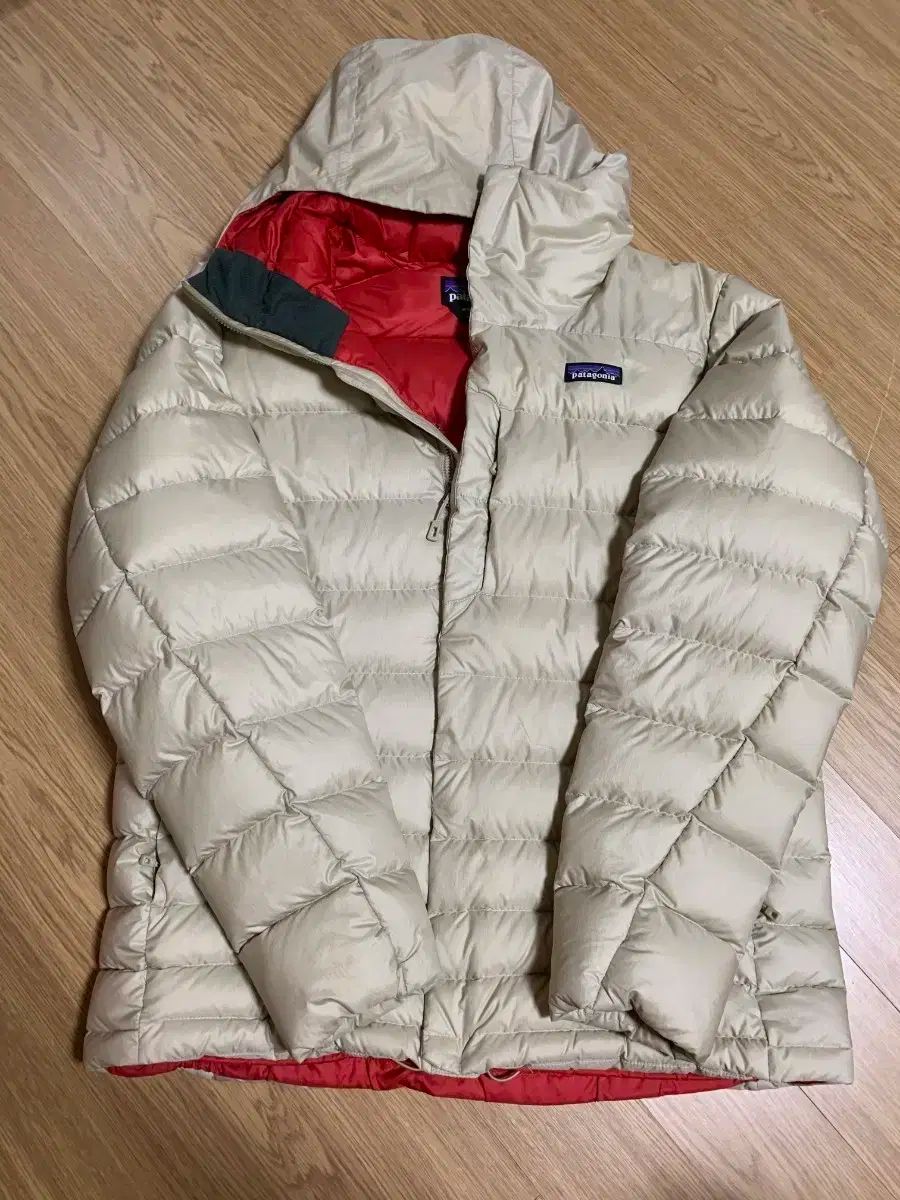 M パタゴニア ハイロフト ダウン フーディ ベージュ