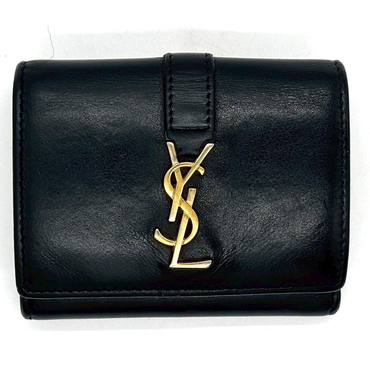 手元に宿るモードの余韻 Yves Saint Laurent サンローラン 三つ折り財布 タイニーウォレット カサンドラロゴ レザー ブラック