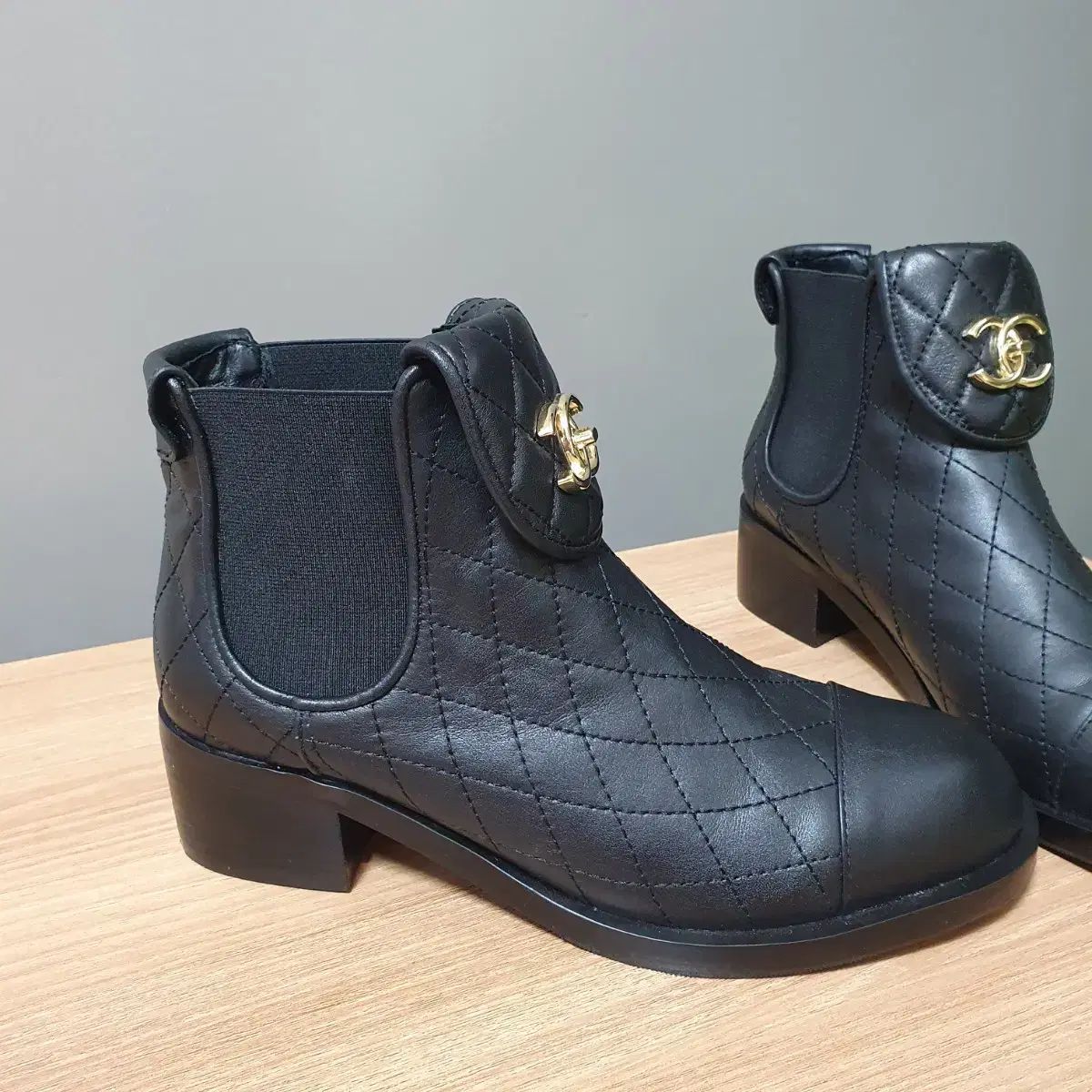シャネル キルティング ブラック アンクル ブーツ