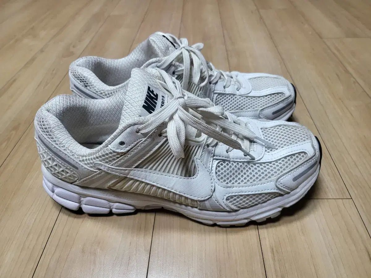 ナイキ ズーム ボメロ5 白 メッシュ ランニングシューズ