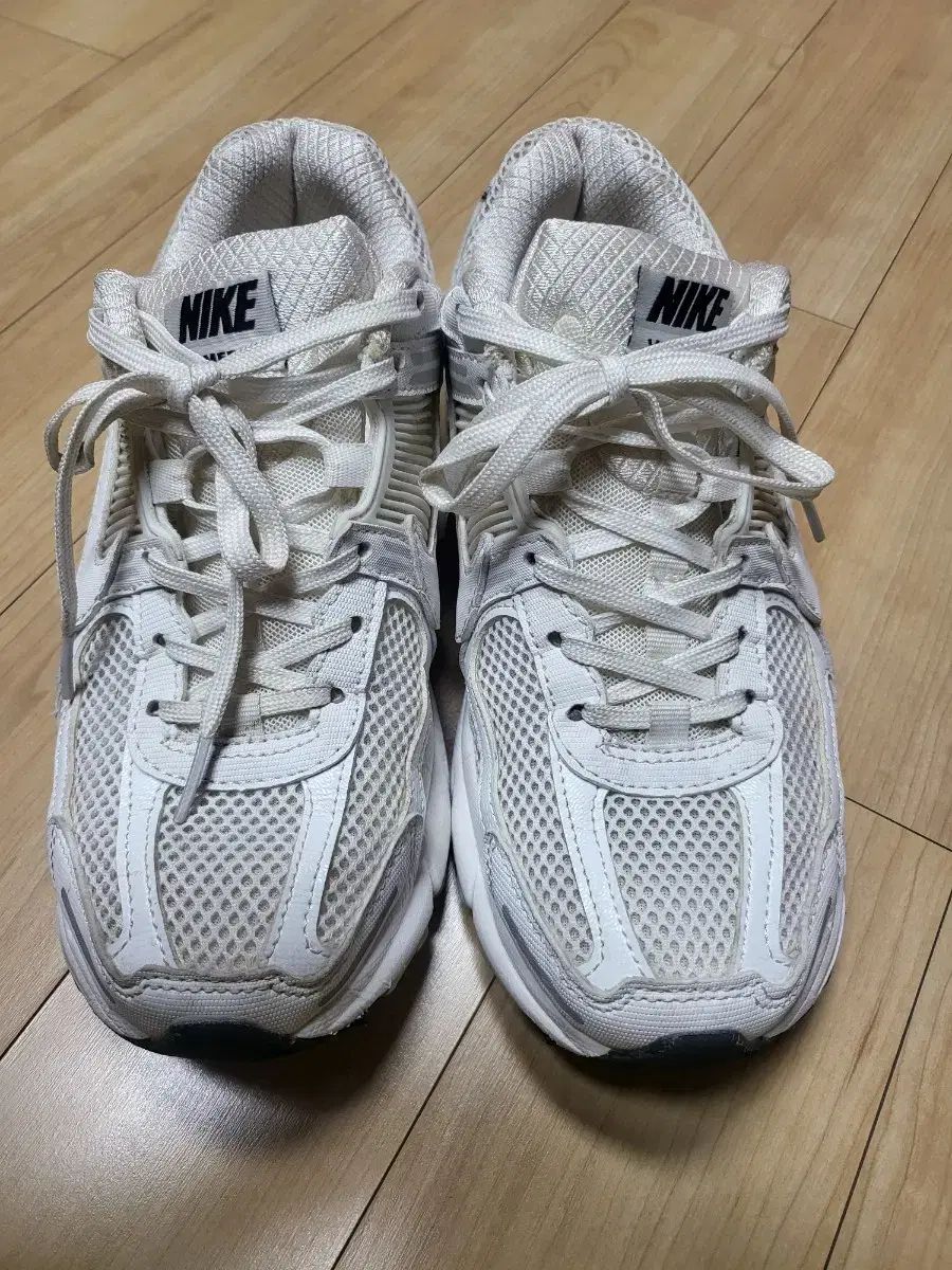 ナイキ ズーム ボメロ5 白 メッシュ ランニングシューズ