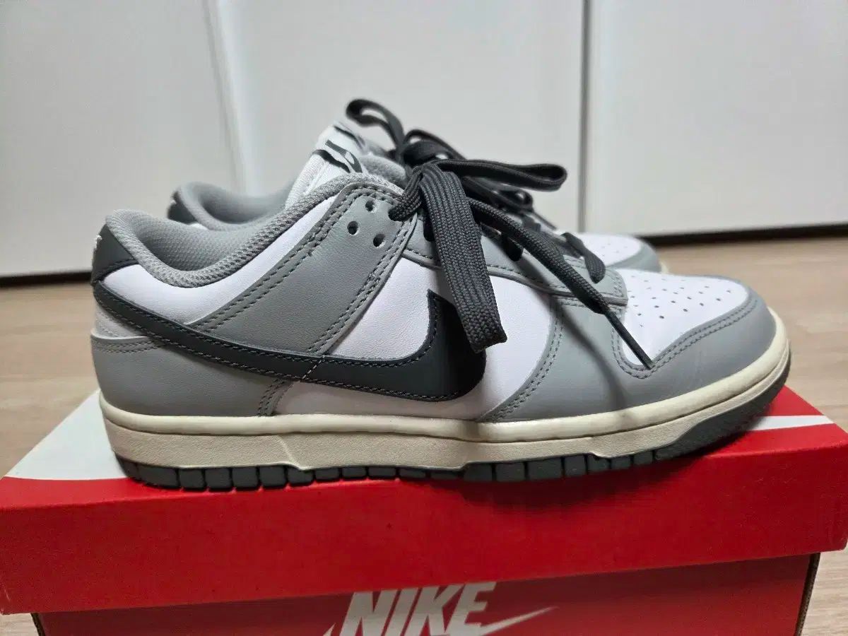 スモークグレー