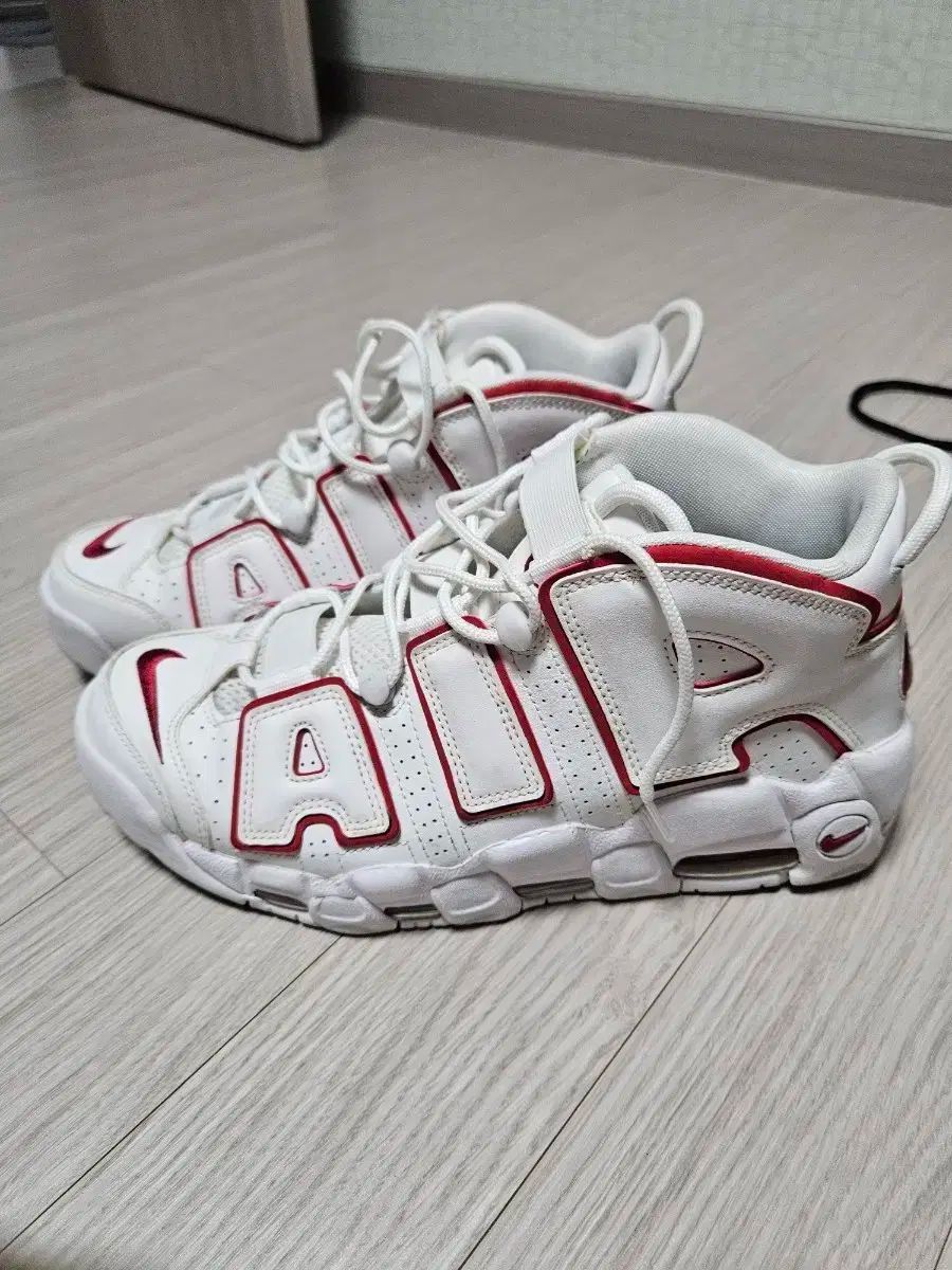 ナイキ エア モア アップテンポ スタジャンレッド 275mm