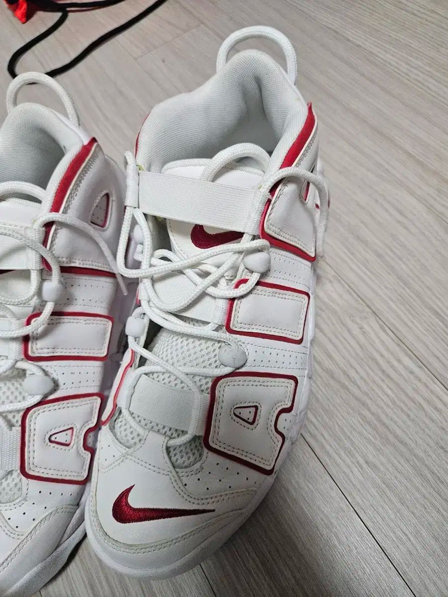 ナイキ エア モア アップテンポ スタジャンレッド 275 mm