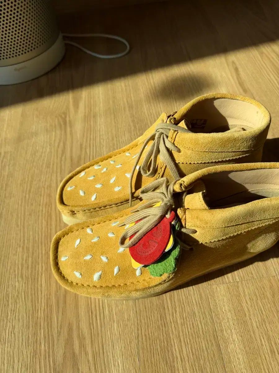 260 バンディザピンク x クラークス ワラビー ブーツ タン