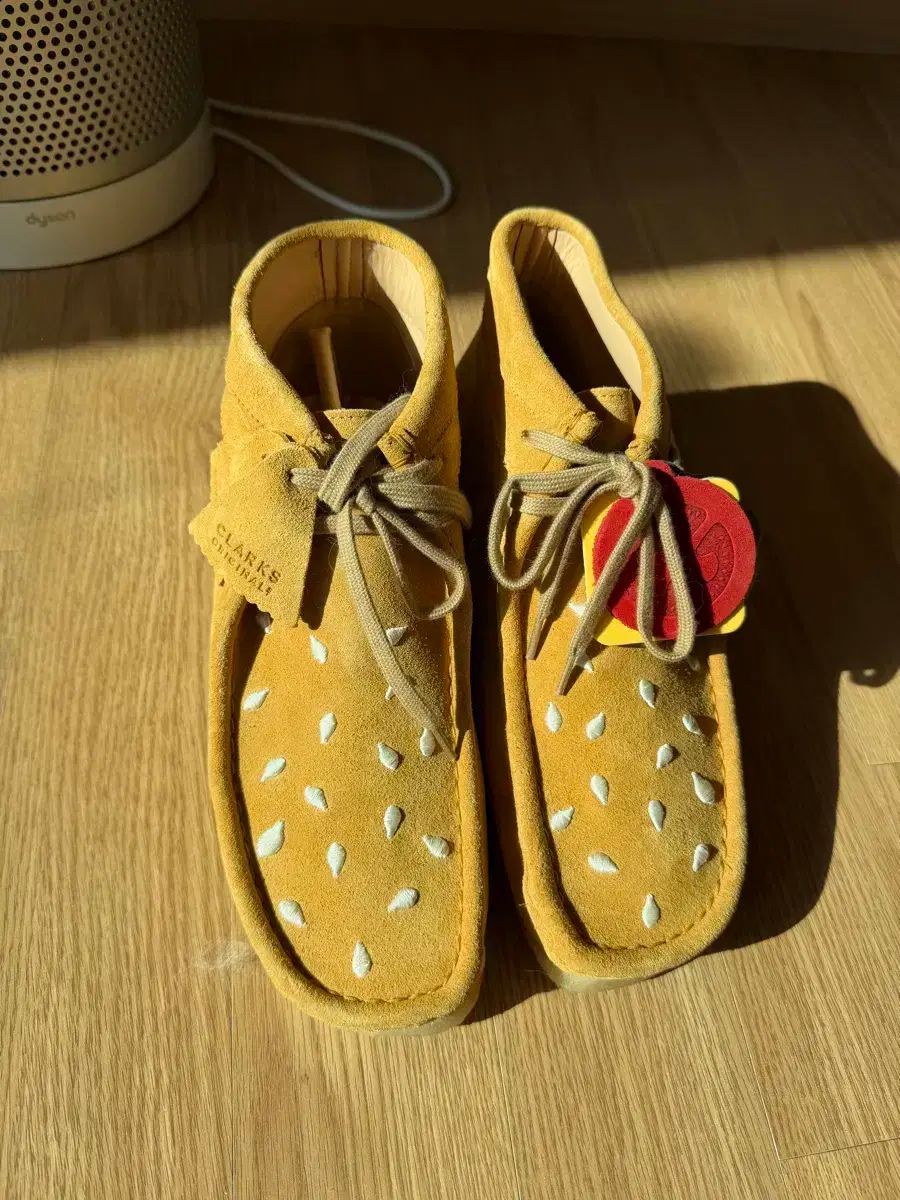 260 バンディザピンク x クラークス ワラビー ブーツ タン