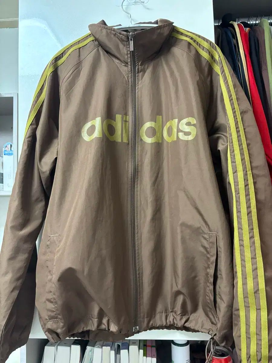 アディダス ブラウン カーキ ウィンドブレーカー ジャージ
