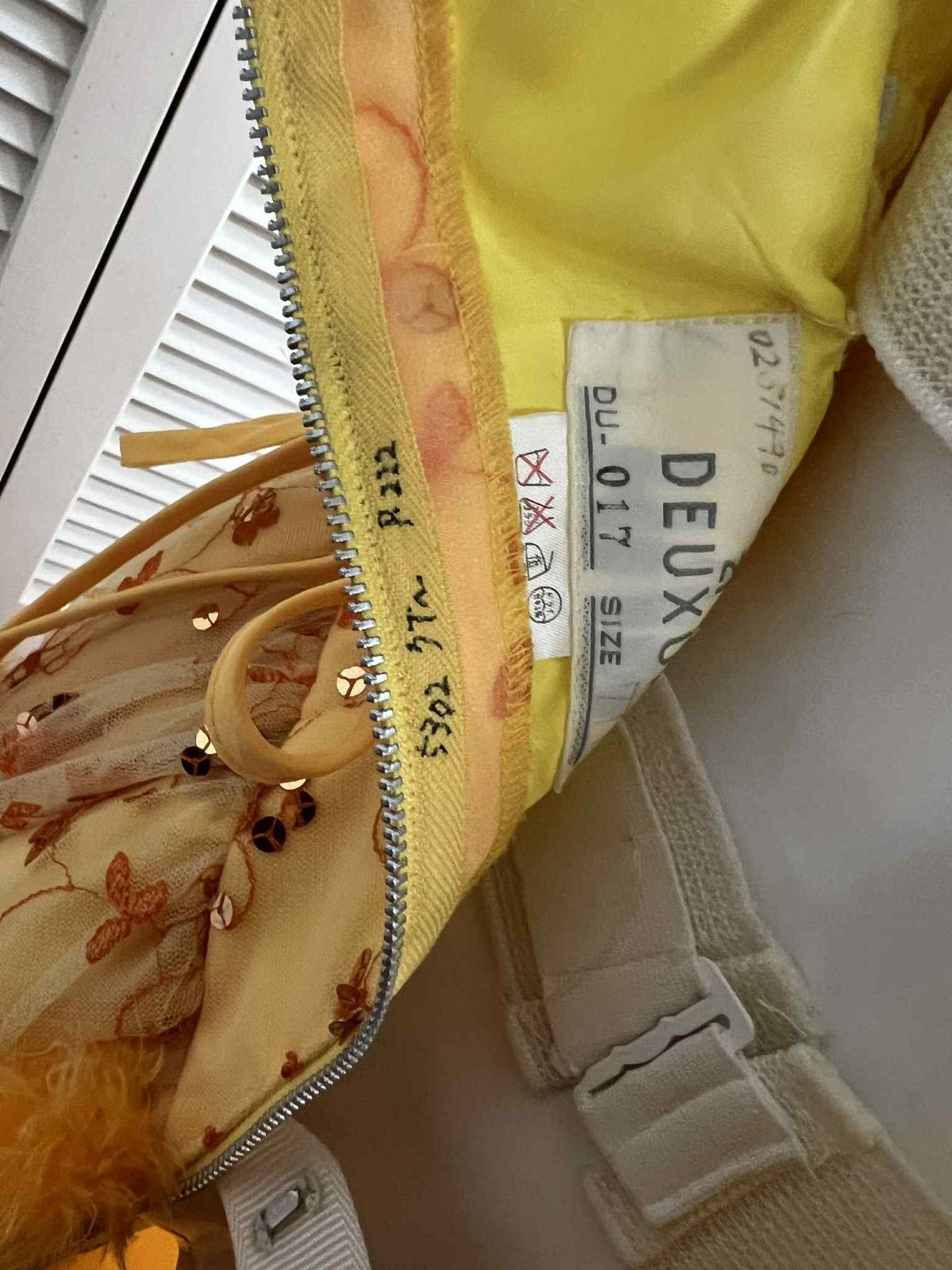 共振 貸衣装処分品カクテルドレス オレンジ 襟 裾フワフワ 7号