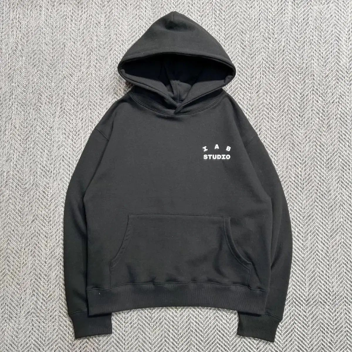 IAB Studio ブラック ジップアップフーディー