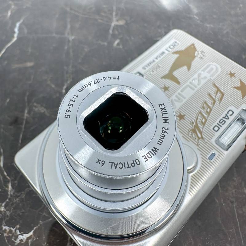 CASIO EXILIM シルバー デジタルカメラ14.1メガ・未使用 超美品】CASIO EXILIM EX-ZS30 Free! コラボモデル 2010万画素 光学6倍