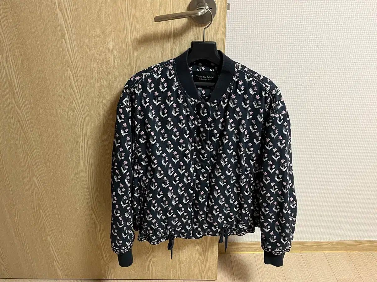 サースデーアイランド フラワー パータン ブルゾン