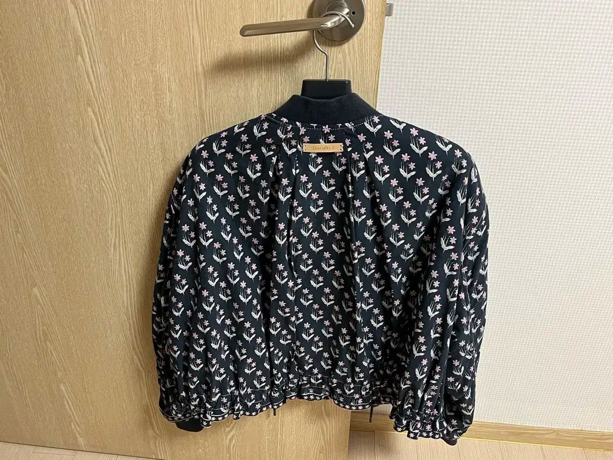 サースデーアイランド フラワー パータン ブルゾン