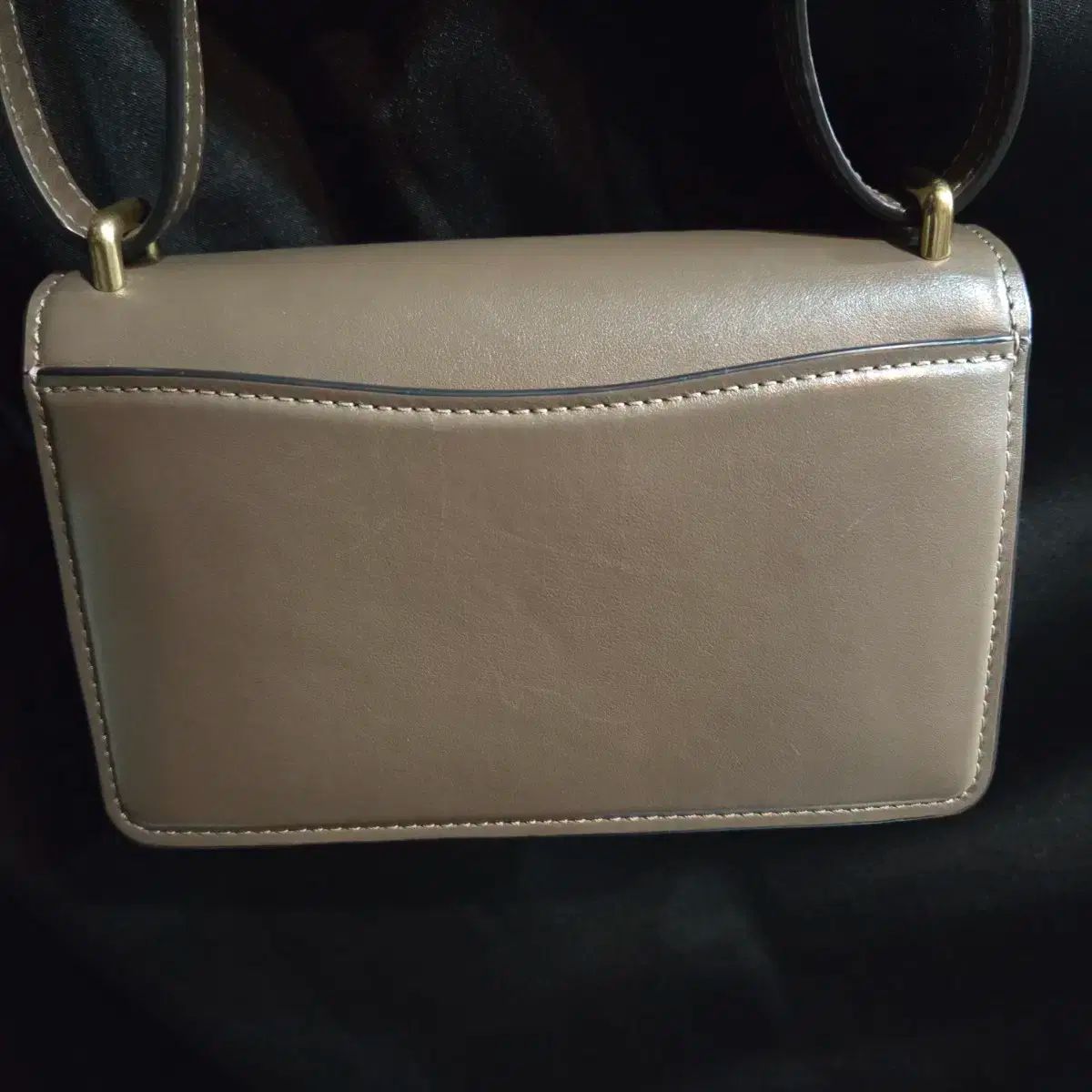 クロスボディーバッグ