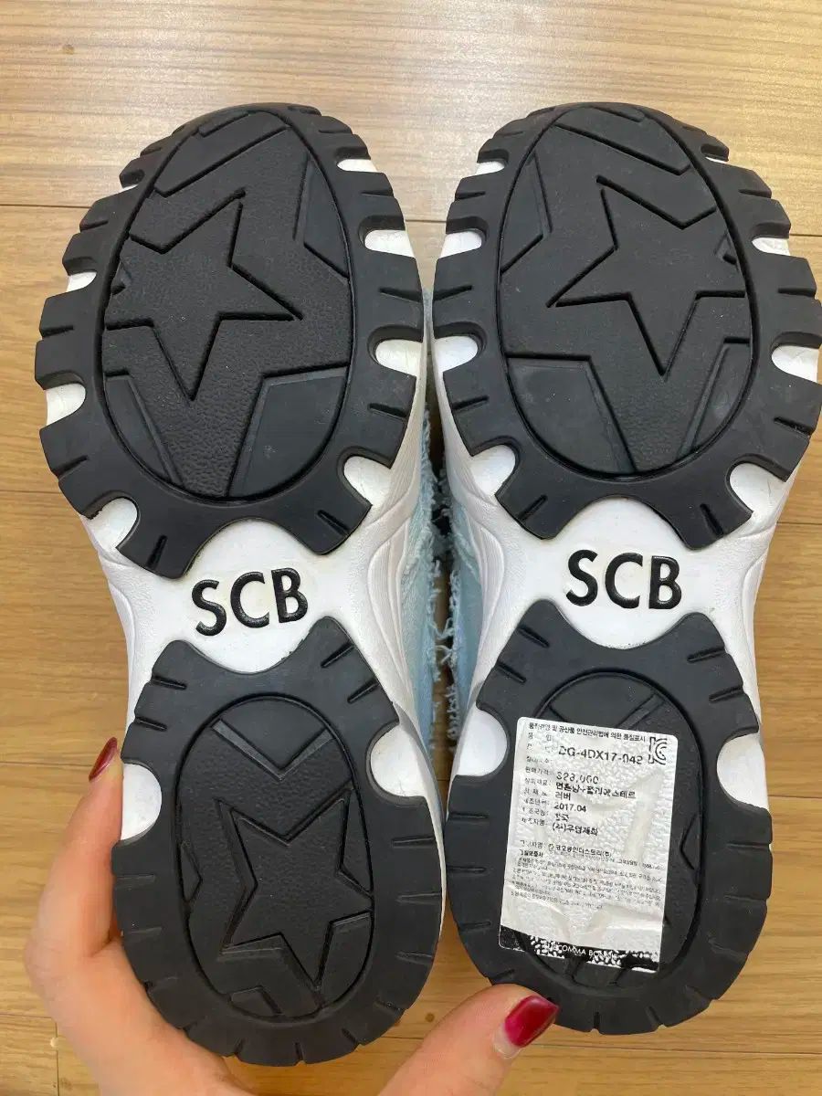 スニーカーです -