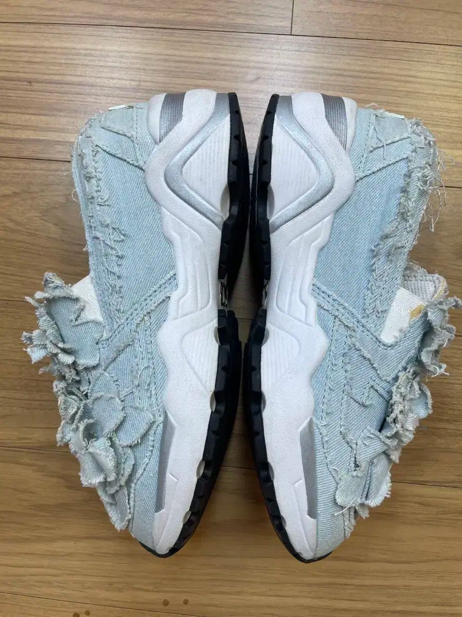 SUECOMMA BONNIE シューコンマボニー フラワー装飾 デニム スニーカーです - SCB スニーカー Ort