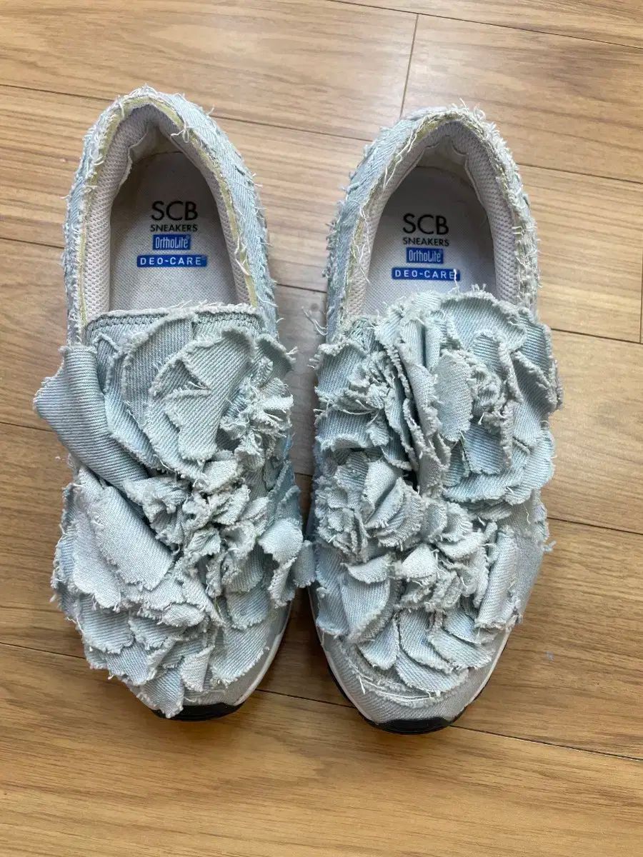 SUECOMMA BONNIE シューコンマボニー フラワー装飾 デニム スニーカーです - SCB スニーカー Ort