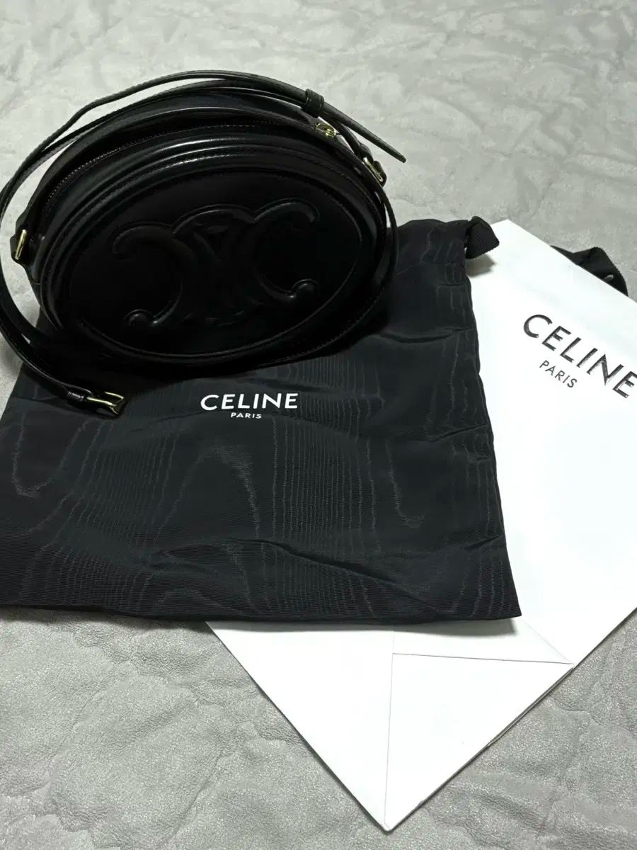 ラージ セリーヌ 퀴르 トリオンフ オーヴァルバッグ ラージ オーヴァルパール ブラック