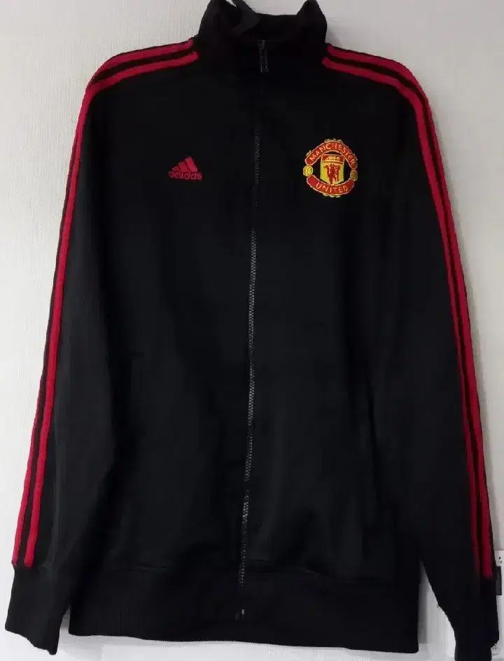 adidas MANCHESTER UNITED FC 必須アイテム 黒赤 ブラック トラックジャージ ジャージ ジップアップジャージ 95/M