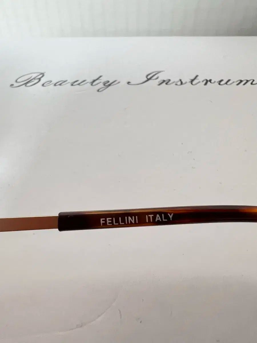 金縁メガネフレーム