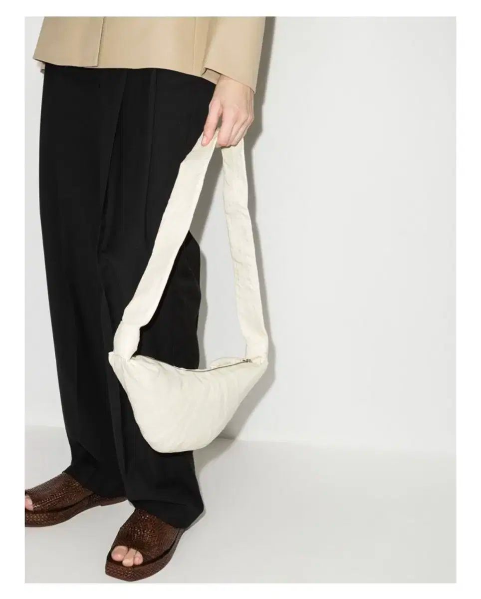 ルメール スモール クルーワサンバッグ コーテッド リネン アーモンドミルク