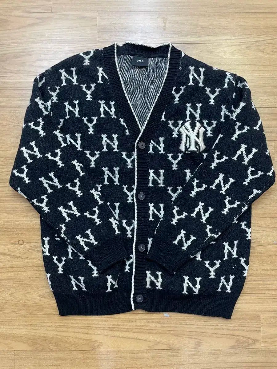 MLB NY ロゴ カーディガンです- サイズは L 100 です-