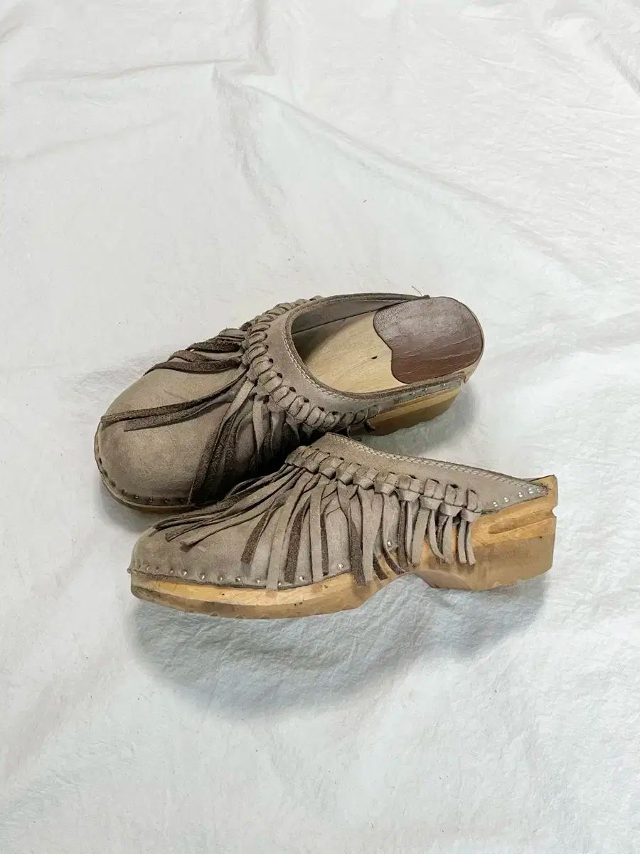 36 235 ニードルズ トロエントープ スウェード フリンジ クロッグ