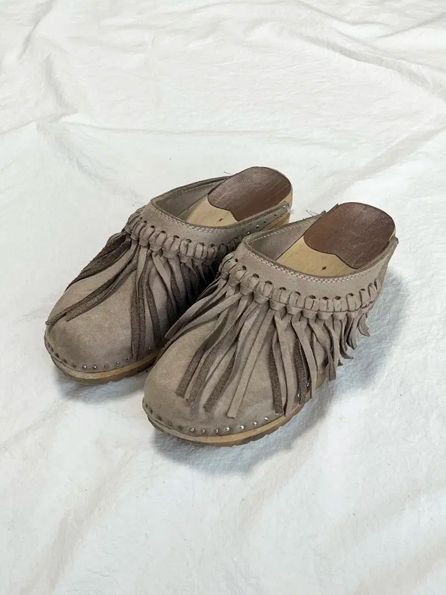 36 235 ニードルズ トロエントープ スウェード フリンジ クロッグ