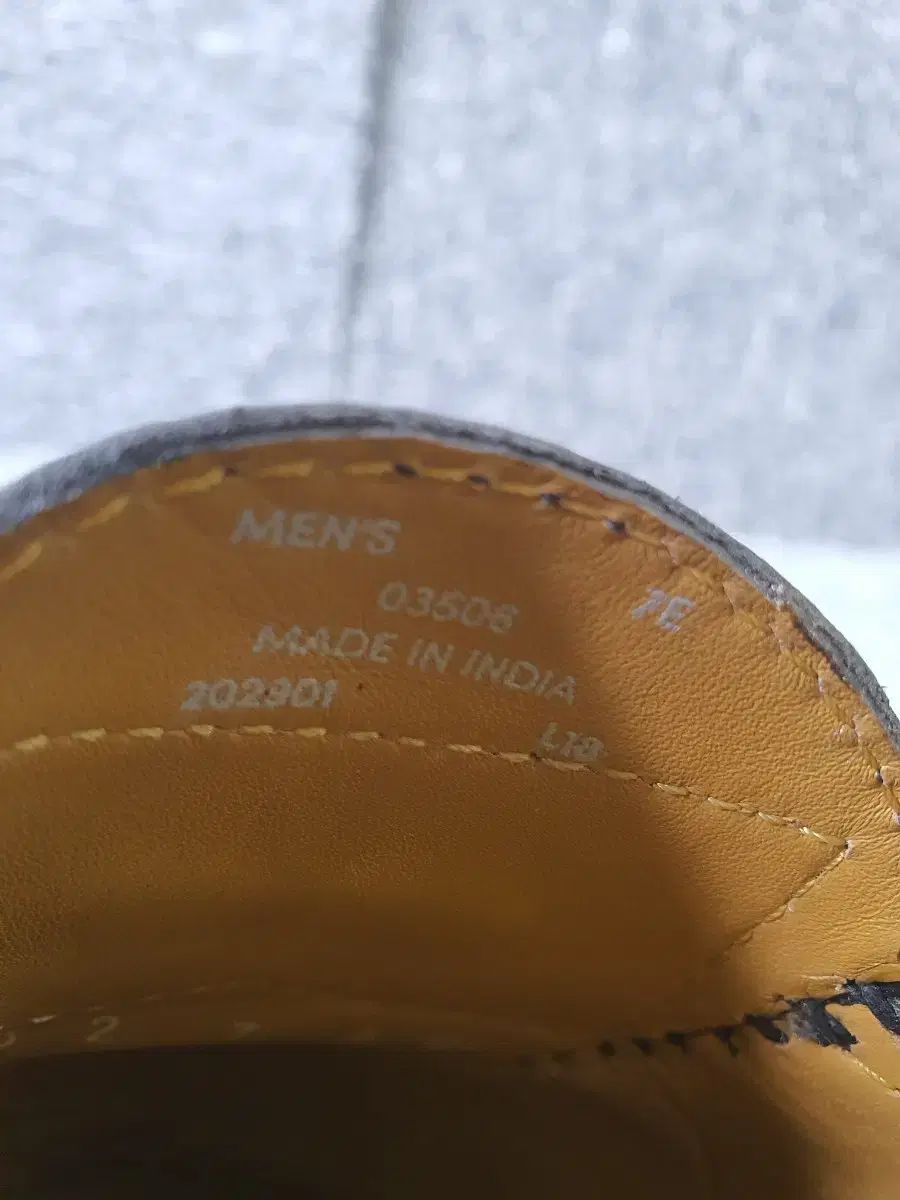 タッセル ローファー