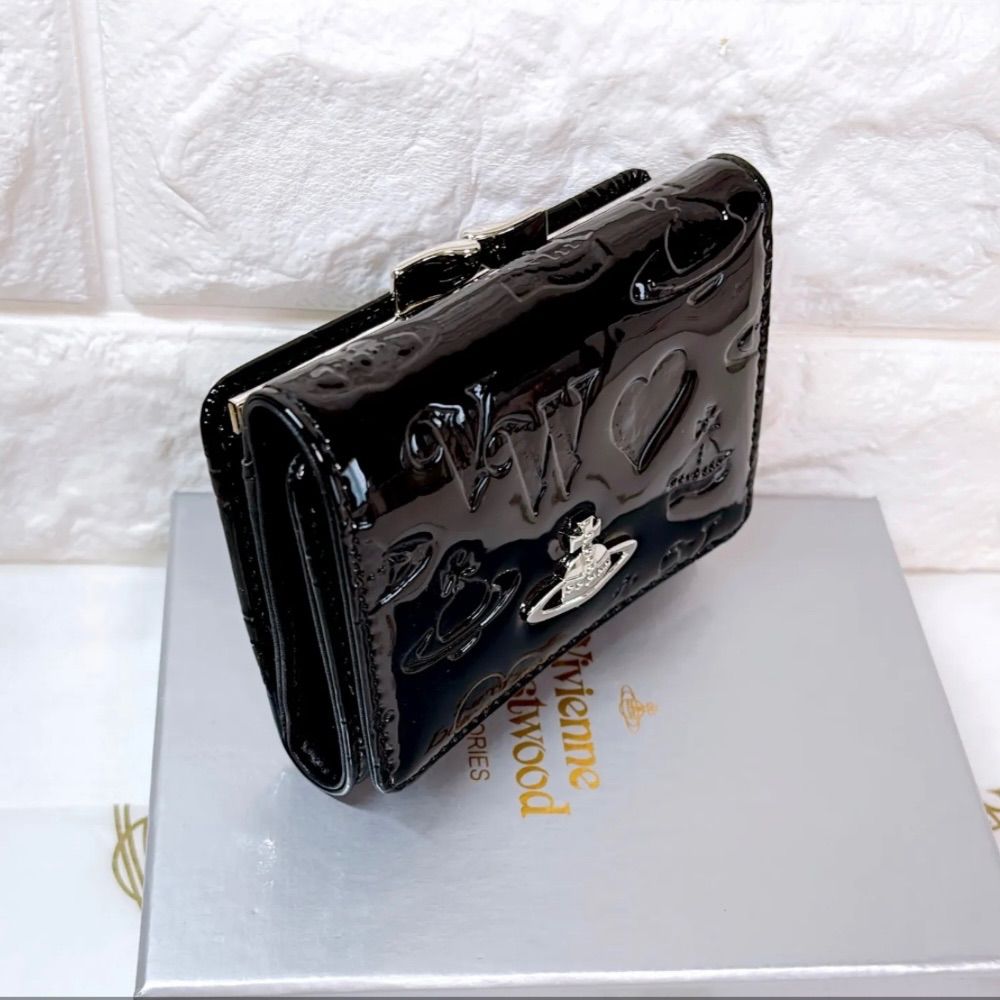 【内側に素敵な柄♡】Vivienne Westwood 折財布 エナメル黒 内側に素敵な柄あり🤍新登場】Vivienne Westwood 3つ折り財布 エナメル