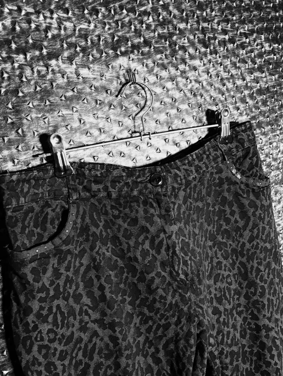 ヒョウ柄 スタッズ スリムフィット パンツ