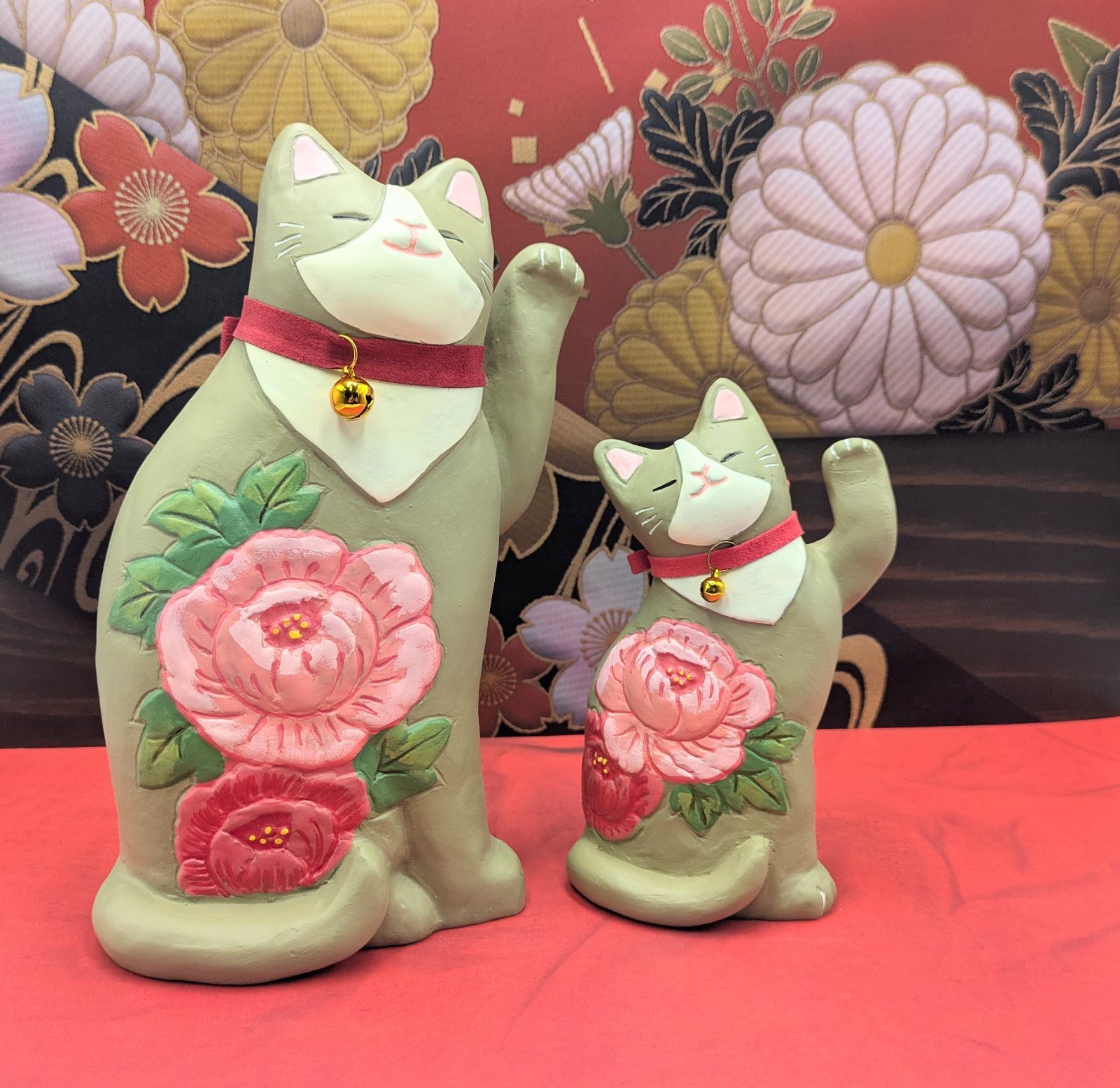 お買い得，低価 縁起物　招き猫　花招き猫　大小　ぼたん　2種セット　左手上げ　セトクラフト　開運　招福　商売繁盛　金運　ボタン 置物