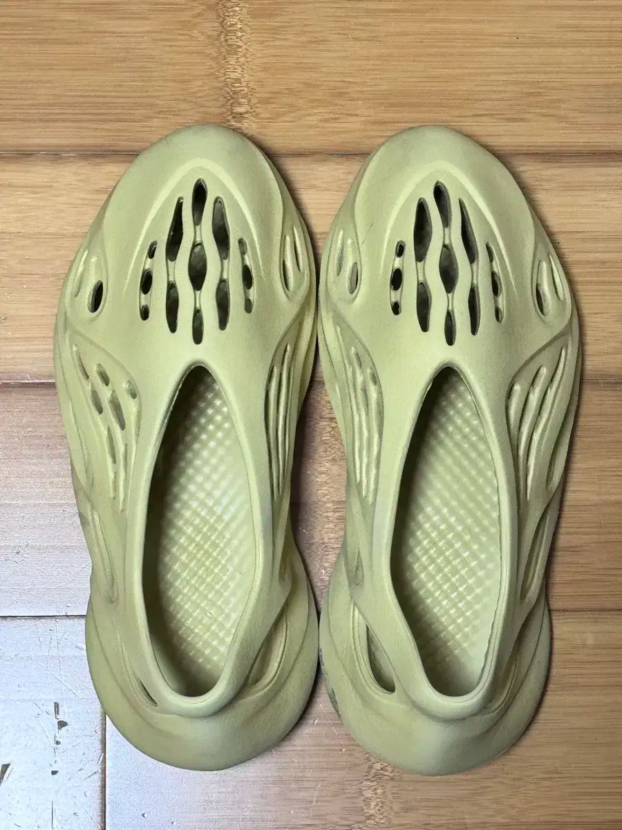 アディダス イージー フォームランナー サルファー