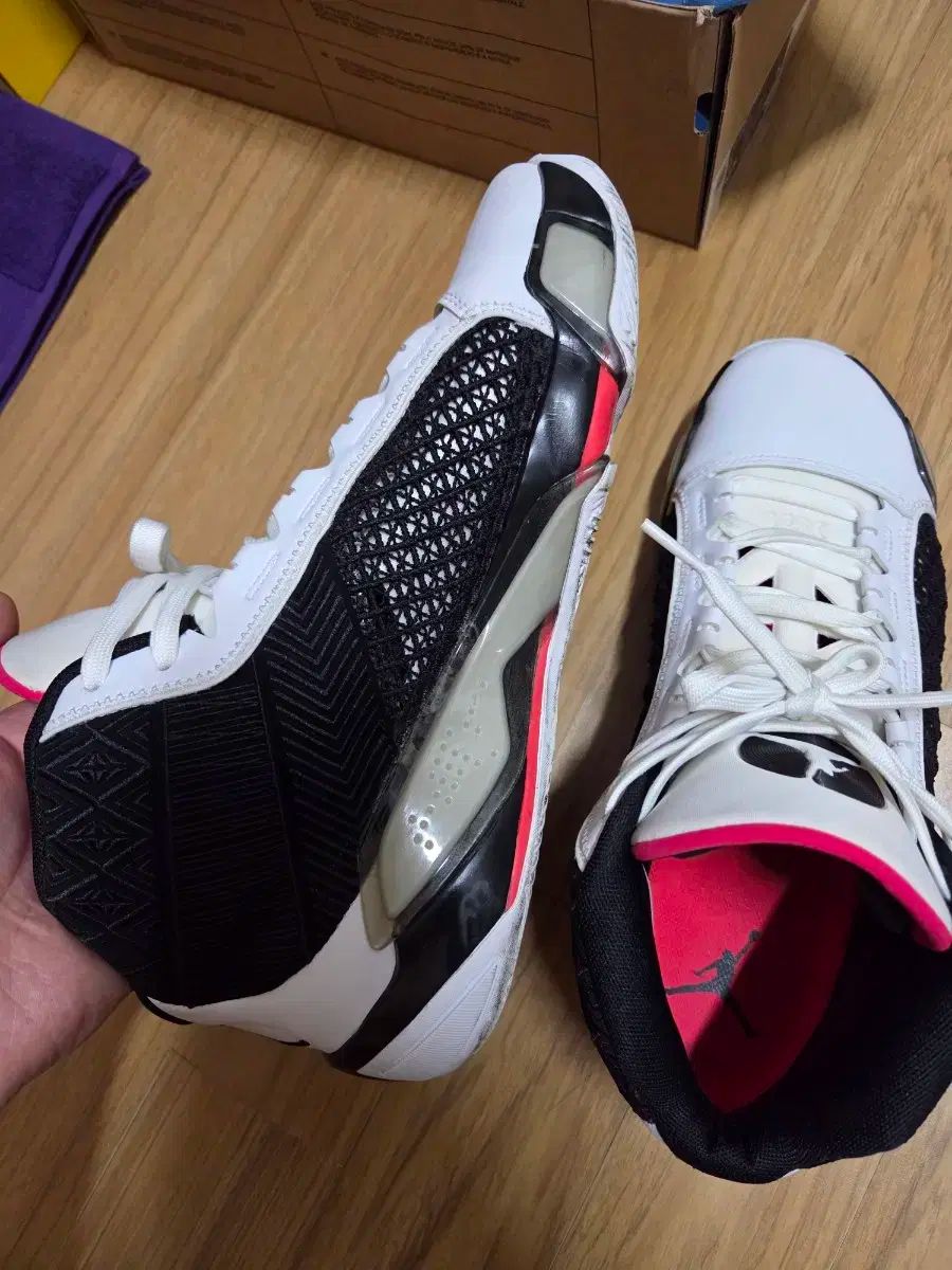 ジョーダン38 PF 白 サイレンレッド 270