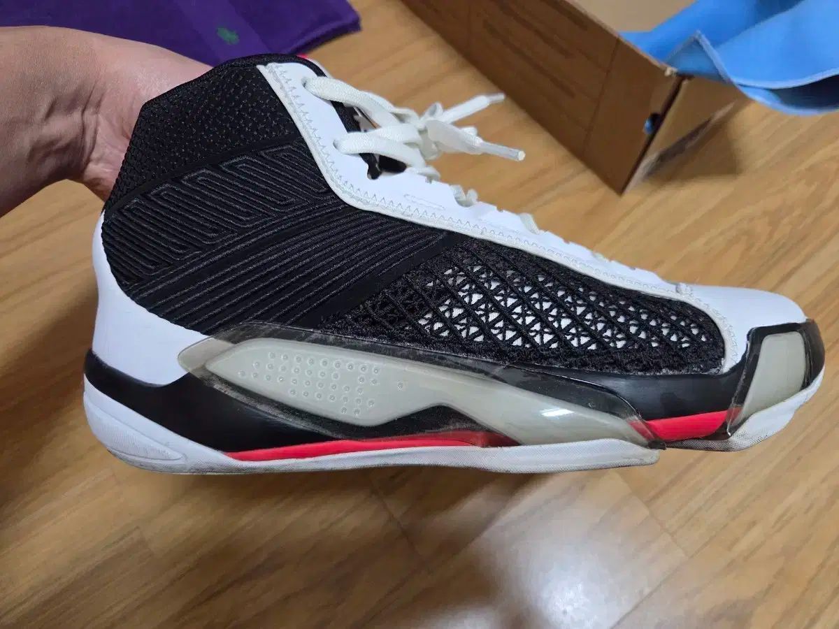 ジョーダン38PF 白 サイレンレッド 270