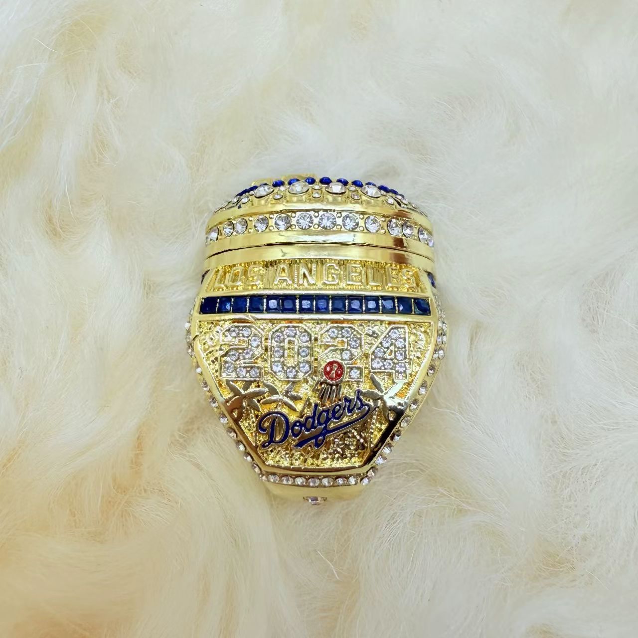 大谷翔平　ドジャース　チャンピオン記念リング 大谷翔平らドジャースにチャンピオンリング贈呈…「LA」の文字の周り