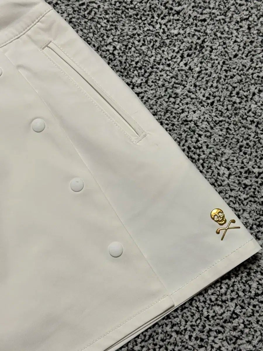 MARK - LONA マークアンドロナ レディース ゴールド ゴルフ スカート