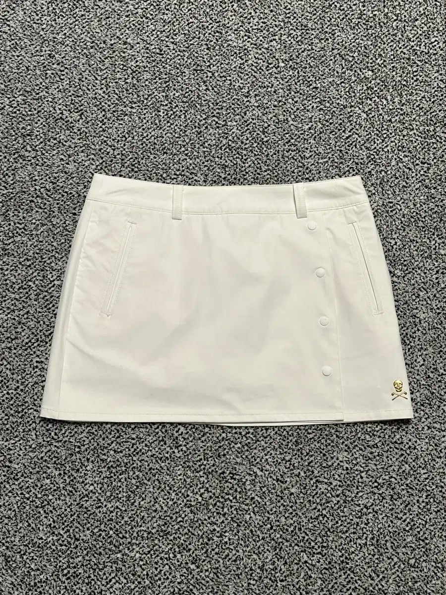 MARK - LONA マークアンドロナ レディース ゴールド ゴルフ スカート