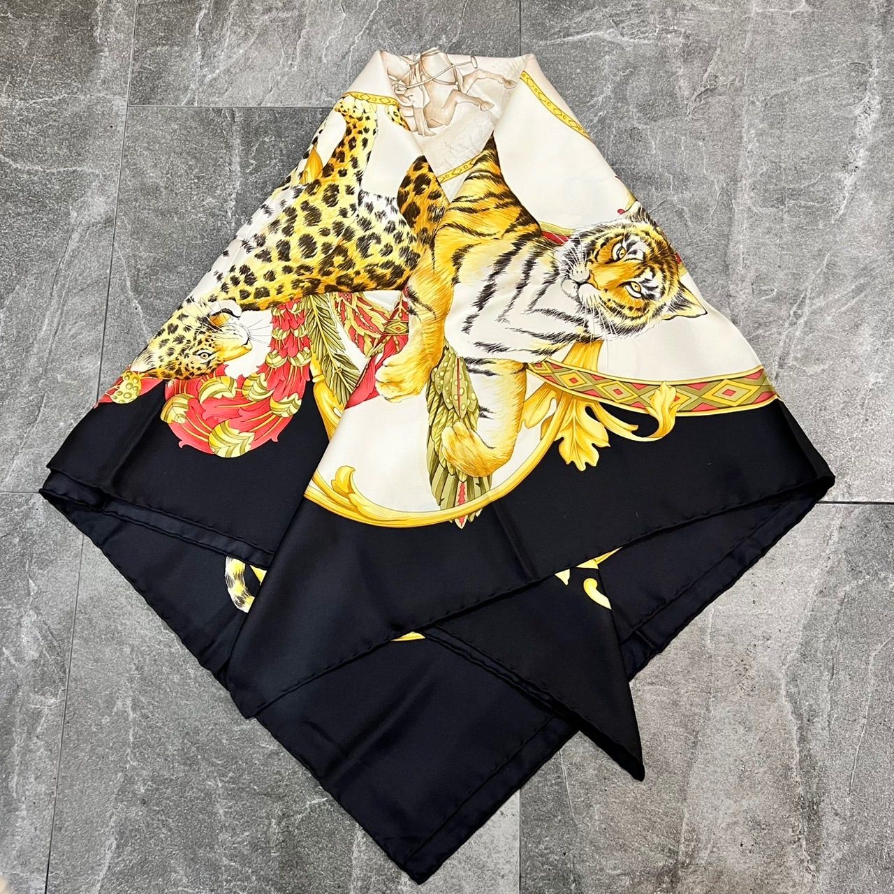 定番サイズ Salvatore Ferragamoフェラガモ シルク100% 大判スカーフ