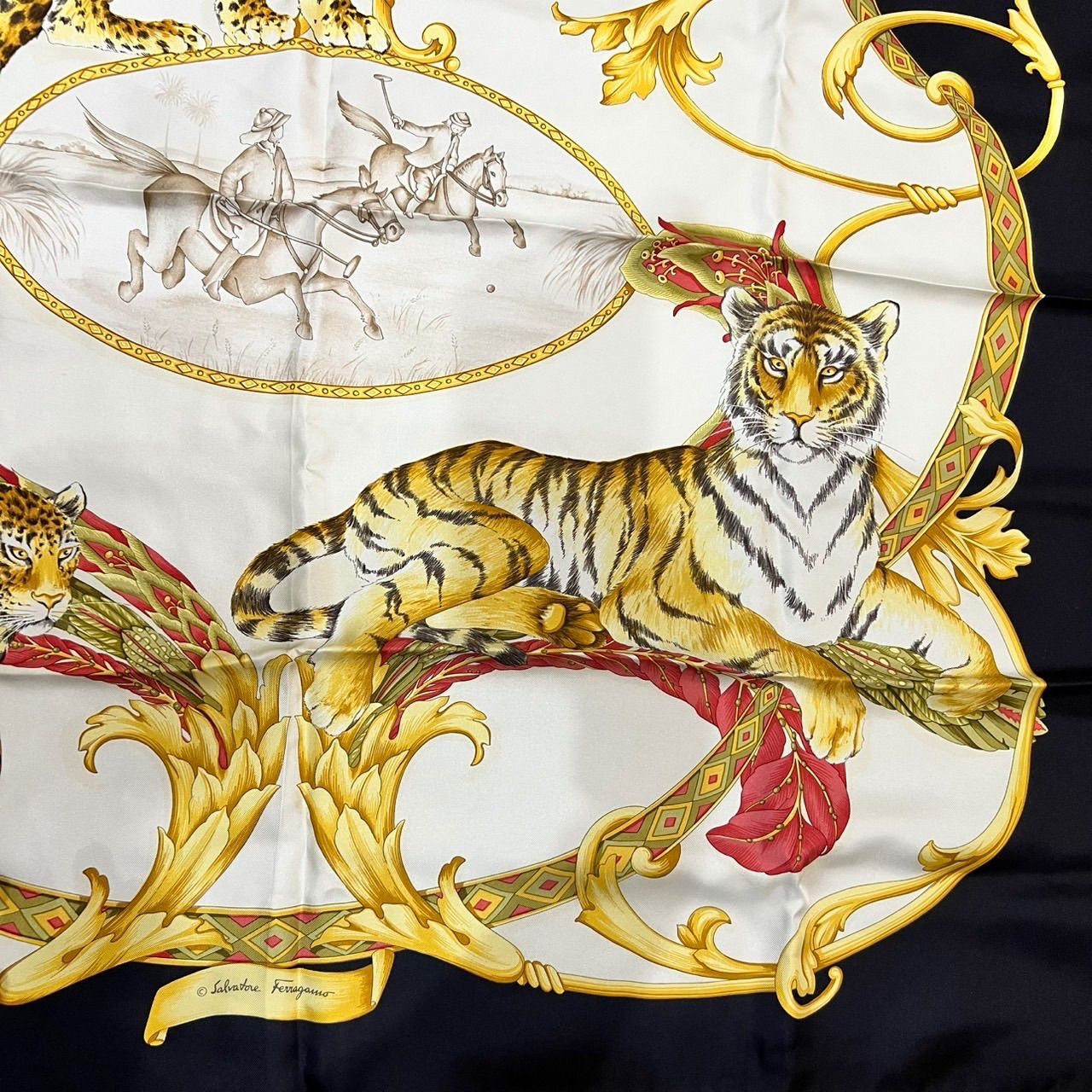 定番サイズ☆Salvatore Ferragamoフェラガモ シルク100％ 大判スカーフ