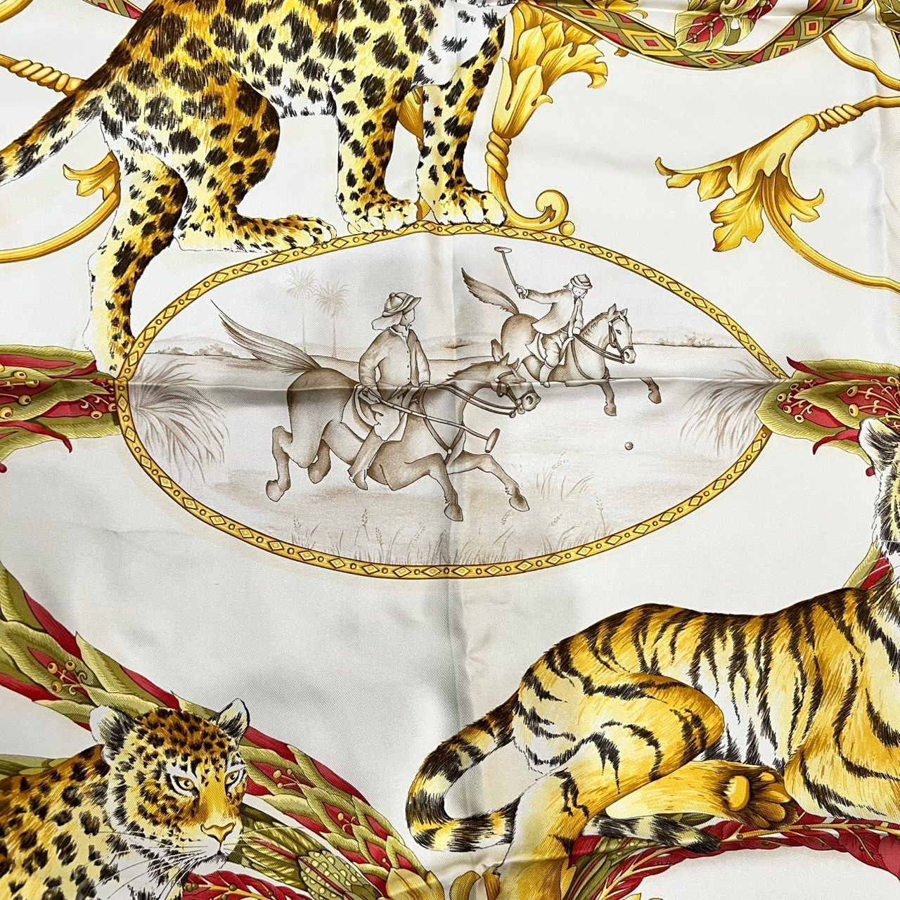 定番サイズ☆Salvatore Ferragamoフェラガモ シルク100％ 大判スカーフ