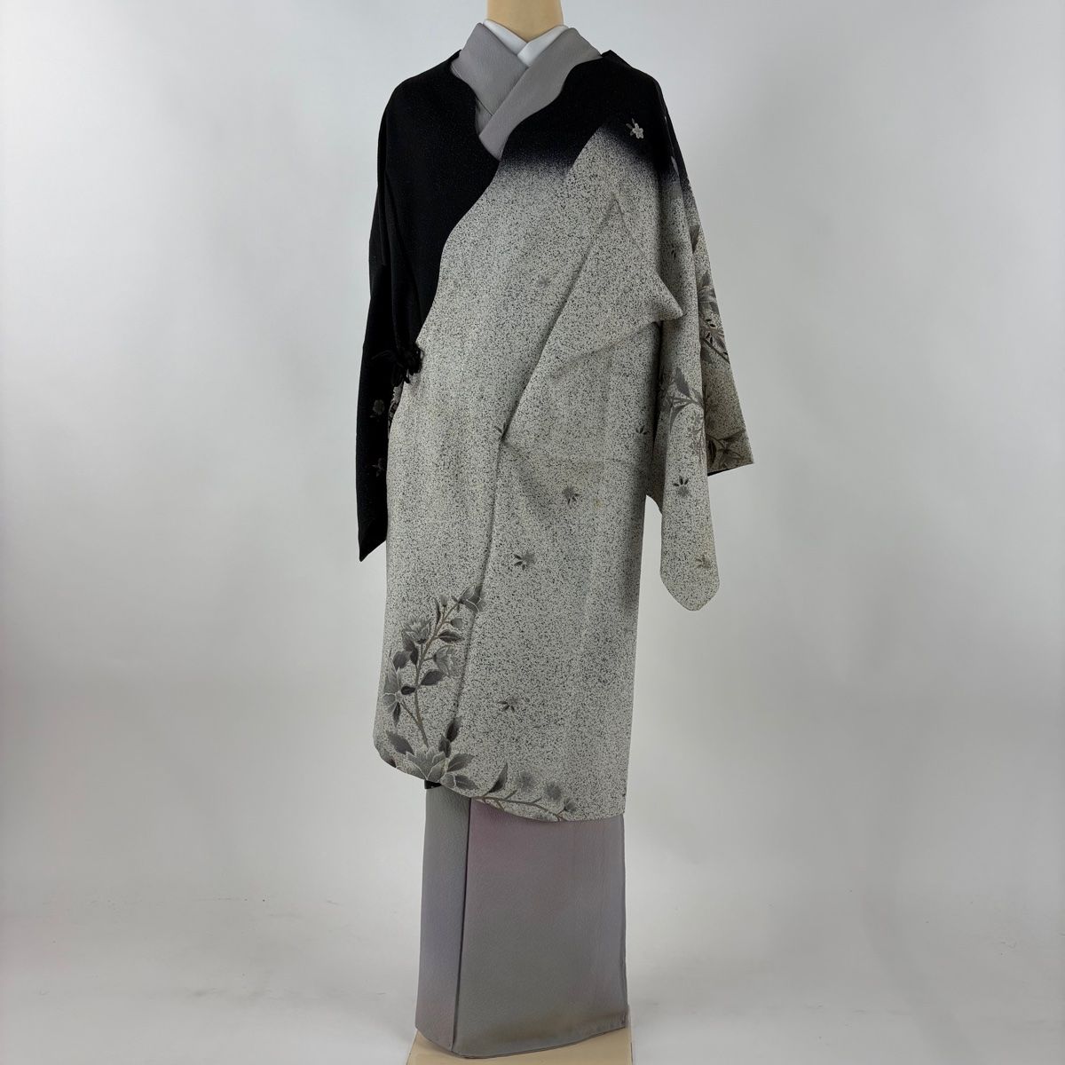 道中着 身丈101 5 cm 裄丈63 S 和装コート 草花 染め分け 金彩金彩 黒灰 正絹