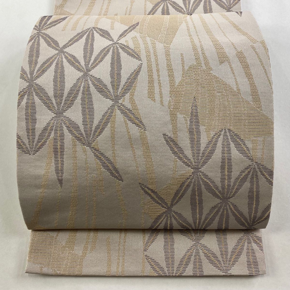 幾何学模様 ベージュ系 袋帯 美品】 袋名古屋帯 優品 幾何学模様 ベージュ 化繊 【中古】 - メルカリ