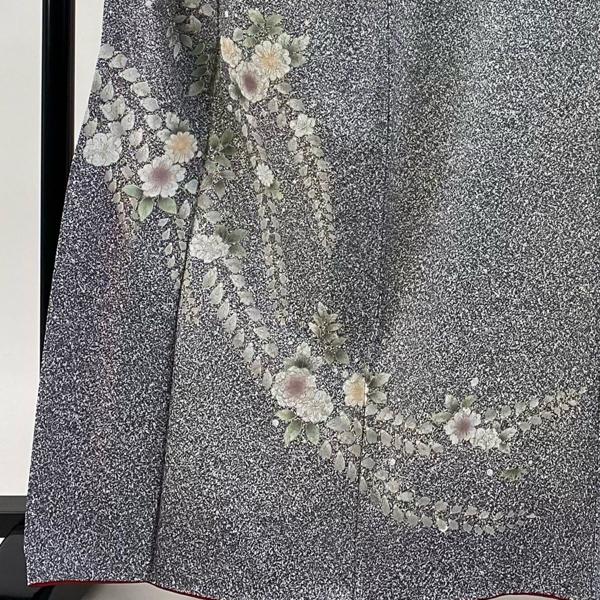 付下げ 身丈165 5 cm 裄丈65 M 袷 草花 幾何学模様 金彩 黒灰 正絹 秀品