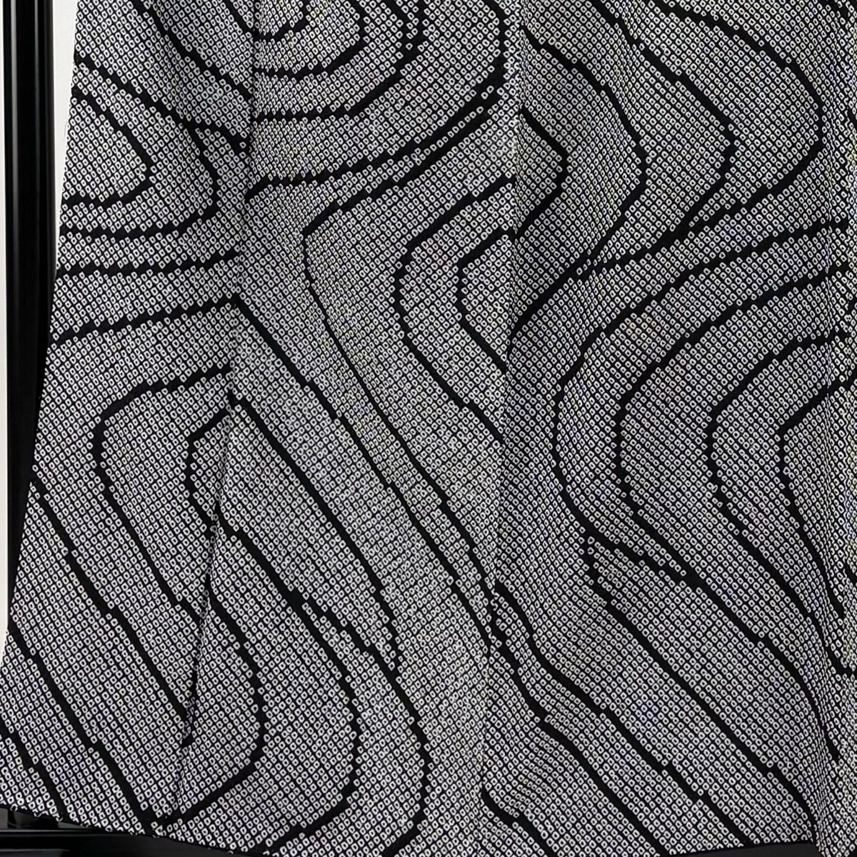 小紋 美品 秀品 幾何学模様 総絞り 黒 袷 身丈158cm 裄丈