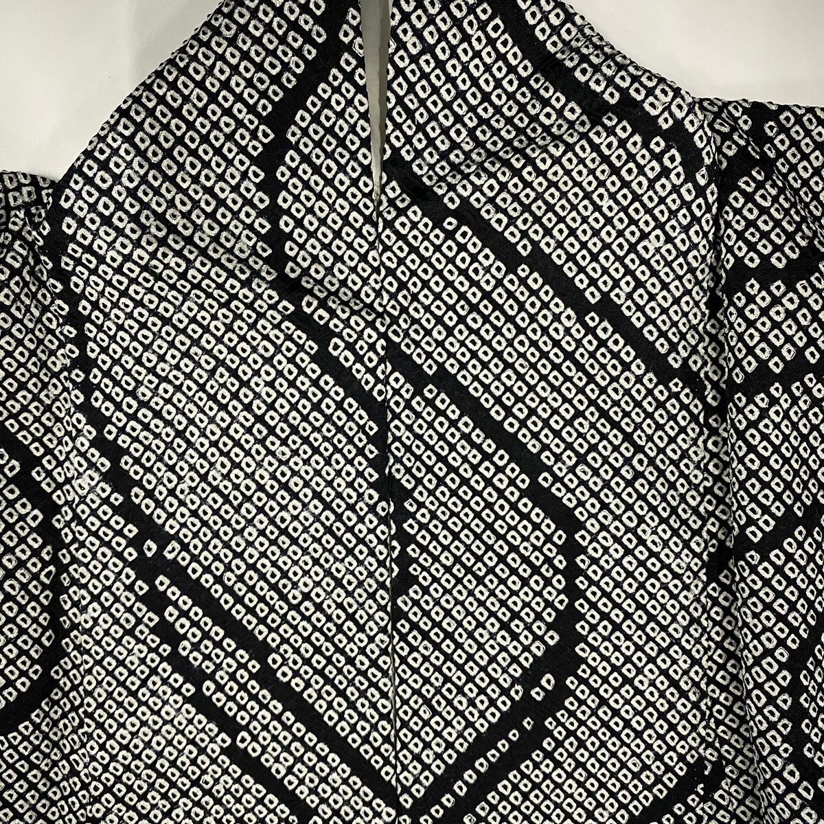 小紋 美品 秀品 幾何学模様 総絞り 黒 袷 身丈158cm 裄丈